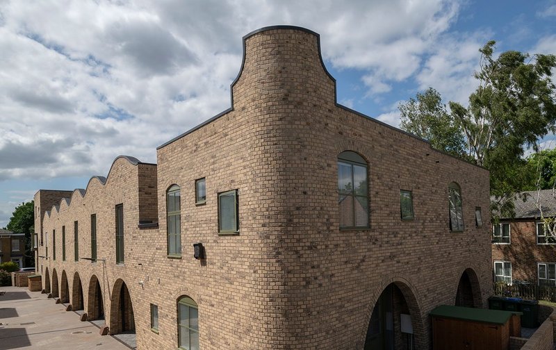 Celebrating the possibilities of clay brick. Brick Awards 2022 Architects' Choice Winner: Woodmore Mews, Charlton Church Lane, London. Peter Barber Architects.