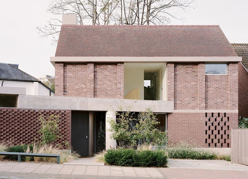 Street view of Six Columns house in south London showing how a single-storey volume to the left breaks up the formality of the main two-storey volume.