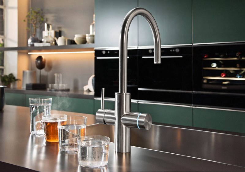 Franke’s Mythos Water Hub 6-in-1 tap provides high quality drinking water in an instant to support wellbeing.