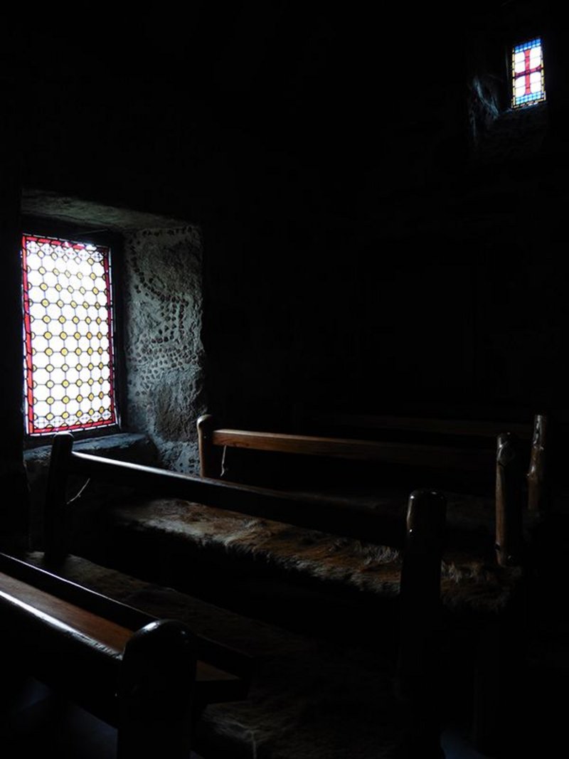 The dimly-lit interior of Truefitt’s Chapel of St Lesmo and the tactile raw materials like the deerskin, rough-faced granite and unsawn pine all contribute to the creation of an atmospheric ambience that echoes the quality of the works of Lewerentz or Van der Laan of the 20th century. Truefitt had left behind the superficial stylistic obsession of his time and ventured into a new realm.