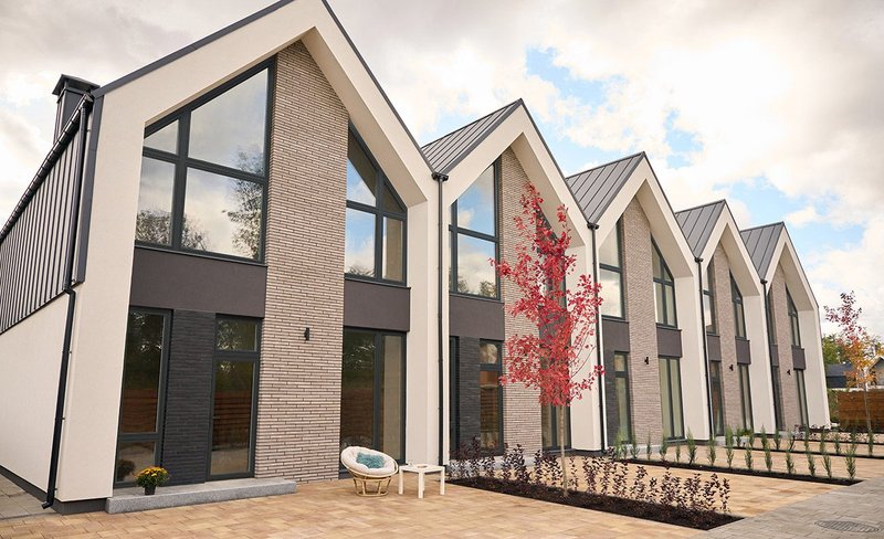 A new generation of PVCu fenestration: VEKA OMNIA windows with Feinstruktur foil in Anthracite Grey.