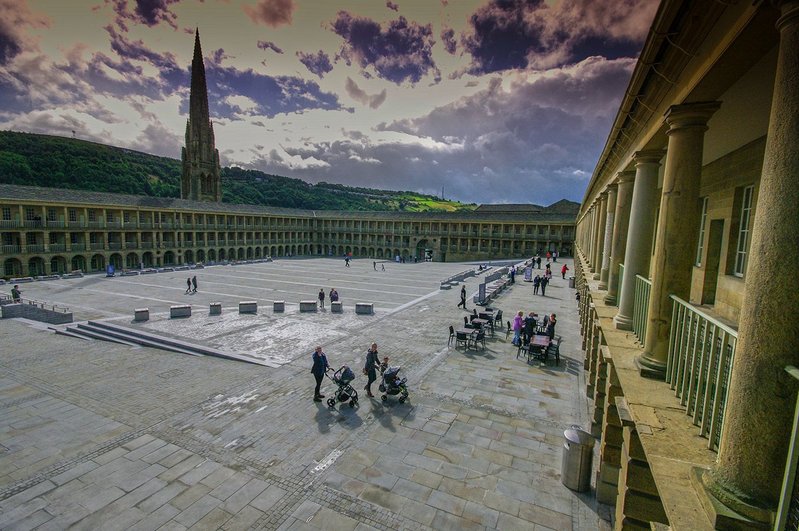 5,500 square metres of Forest Pennant paving and setts was used for the central courtyard