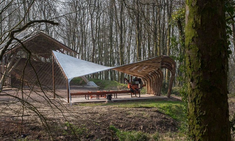 The wing-shaped canopy curves in two directions.