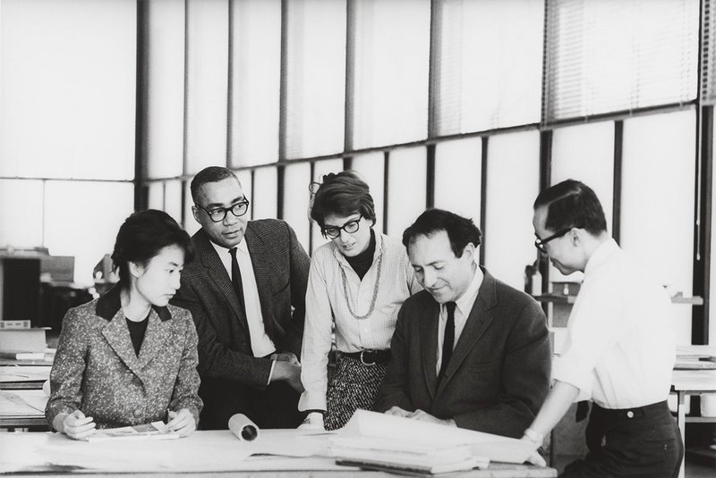 Master class studio, Crown Hall, Illinois Institute of Technology (IIT), c1961: student, David C Sharp, Phyllis Lambert, Myron Goldsmith, Jin Hwan Kim.
