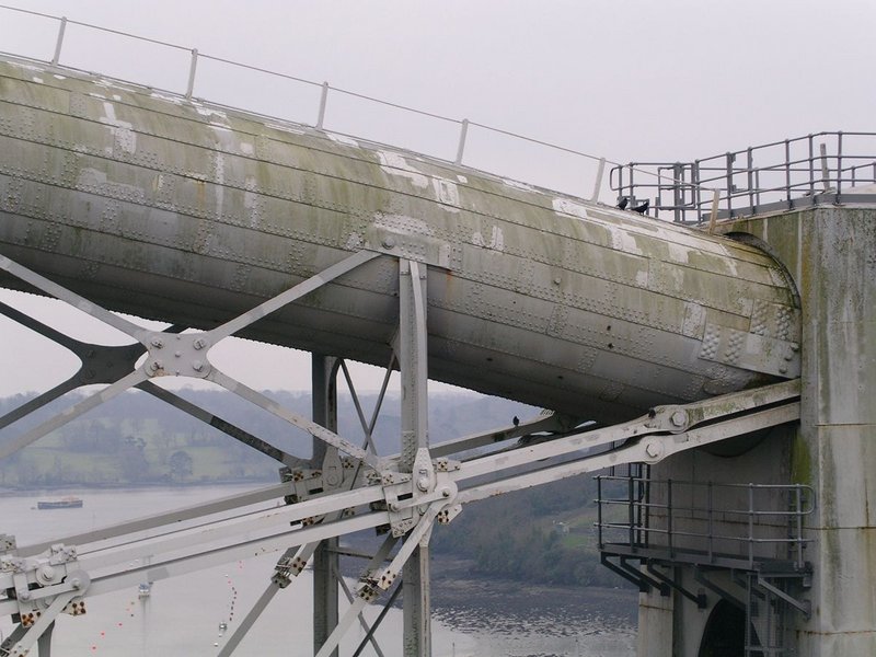 Brunel’s design took a belt and braces approach – arches and suspension.