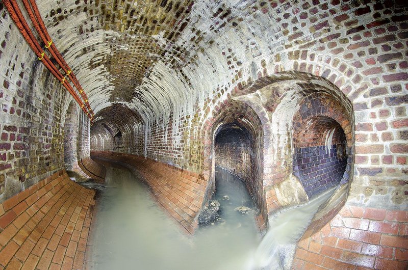 A junction in London’s King’s Scholars’ Pond Sewer. Note the specially fired bricks at the bottom of the sewer which will bear the main burden, and the distinctive colour of the Staffordshire blues in the far right tunnel.