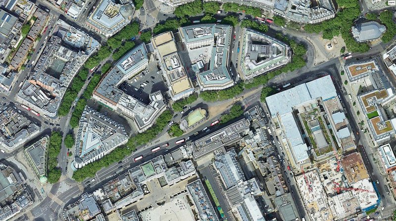 Aerial ‘before’ view of Aldwych, with unusually light traffic flowing past the church along the Strand.