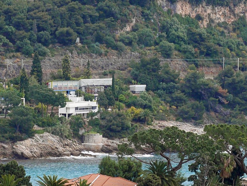 The group from afar. Looming above Eileen Gray's E1027 is Corb's row of holiday huts: on the far right is Corb's Cabanon under restoration.