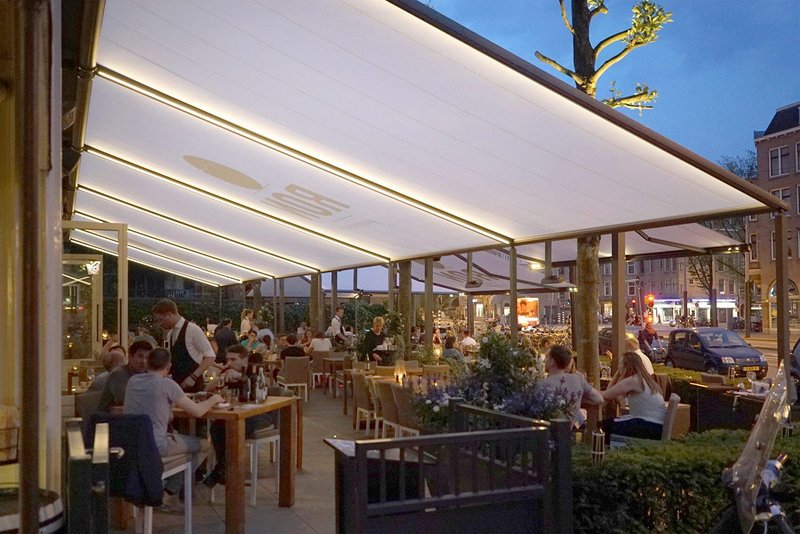 Markilux pergola and awnings at the Ron Gastrobar in Amsterdam. With a width and projection of up to six metres, one awning can shade more than 30 square metres and be used in combination across larger areas.