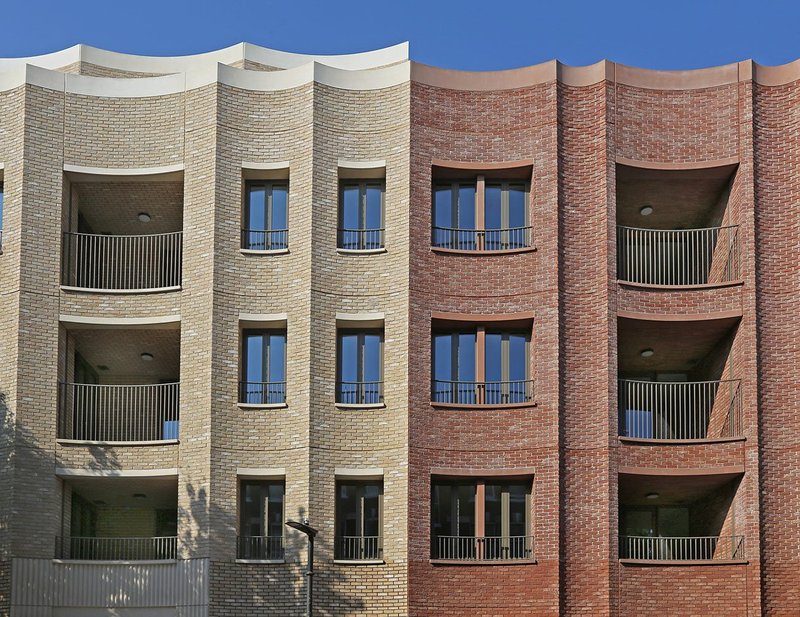 Curving facade panels with Vandersanden Woodland Mixture and Cayenne facing bricks at the development in Cosway Street, Marylebone.