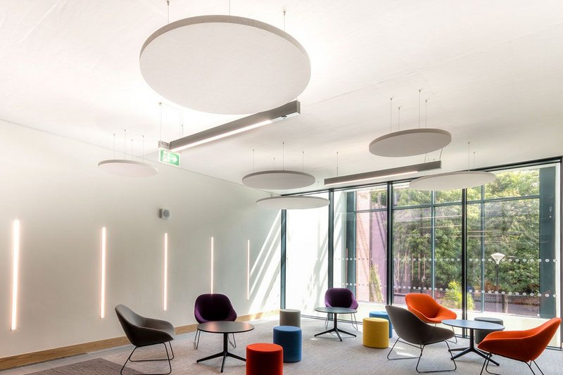 From quiet reading and study to more collaborative activities, Rockfon Eclipse ceiling islands are ideal for flexible, multiuse spaces.