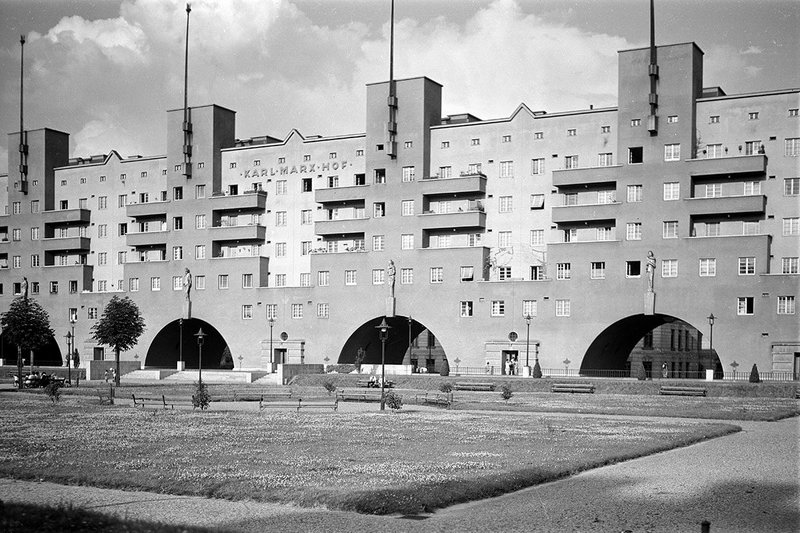 debat Sanders Teknologi Karl Ehn, pupil of Otto Wagner, designed Karl Marx-Hof housing estate in  Vienna | RIBAJ