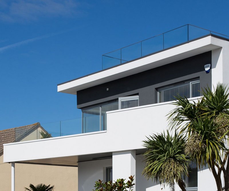 RB Studio Architects designed a modern two-storey house with an upside-down living arrangement to take advantage of the views, with living accommodation on the first floor and bedrooms at ground level.