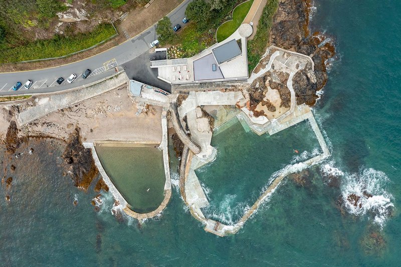 View from above, the larger ladies' pool (now mixed) and the children's pool to its left. The new La Vallette Bathing Pools building sits on the mound behind.