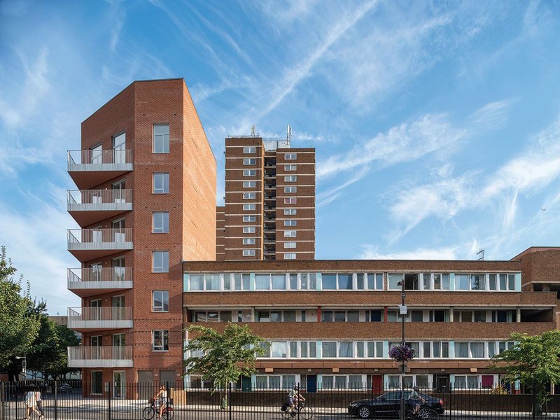 Marklake Court, 27 homes for social rent built on the site of 12 Council-owned lock up garages, acts as a gateway building for Southwark’s 1960s Kipling Estate.