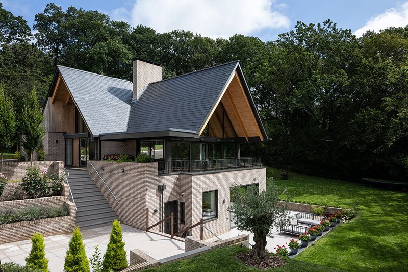 Cupa Pizarras Cupa 12 natural slate roof at Highoaks House in London. As a new building in a conservation area, it had to use traditional building materials within a design that was in keeping with surrounding architecture.