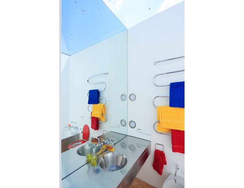 Richard Rogers’s Wimbledon House. The bathroom has an all glass ceiling. Photograph by Iwan Baan.