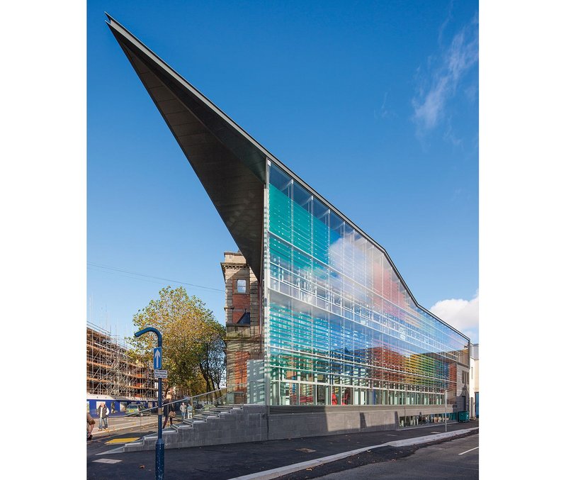 The new facade creates a dramatic and insulated wall to the south and the city’s Pleasant Street.