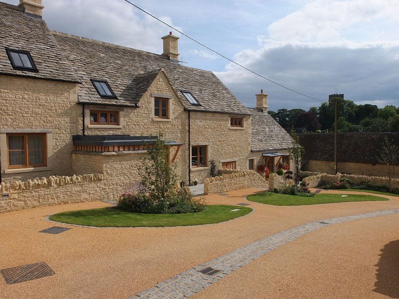 Using the Cotswold vernacular on this gently sloping site off the high street. MacEwen Award shortlisted Sly’s Close, Northleach, Gloucestershire. Mungo Park Architects