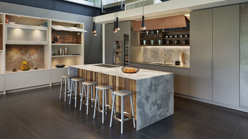 A Roundhouse ‘urbo island’ is counterbalanced with a ‘white fantasy’ work surface, burnished copper cabinetry and a travertine splashback.