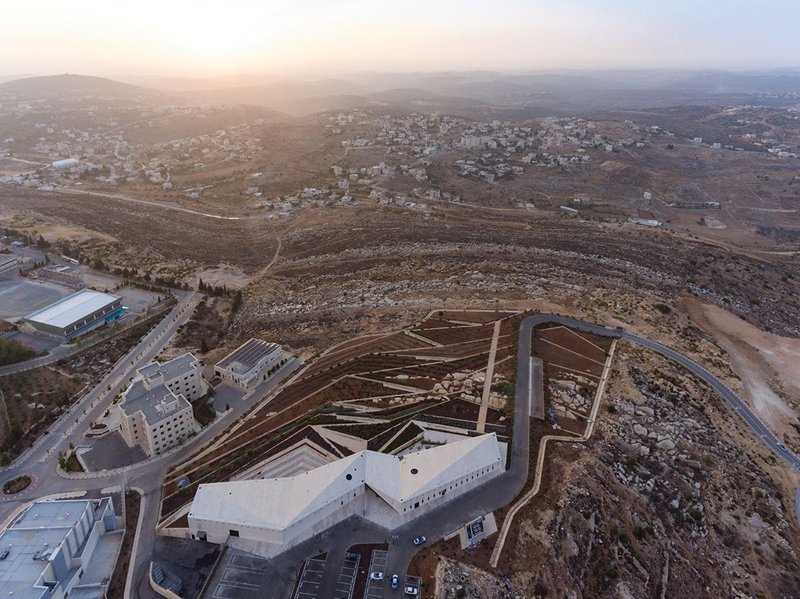 The museum and its landscape have an aesthetic generated by the city edge site, part of a bigger urban and state narrative.