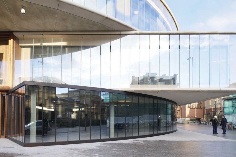 The school’s orthogonal first floor defers to the facade of the Oxford University Press building opposite and acts as a plinth for the disc-like machinations above.