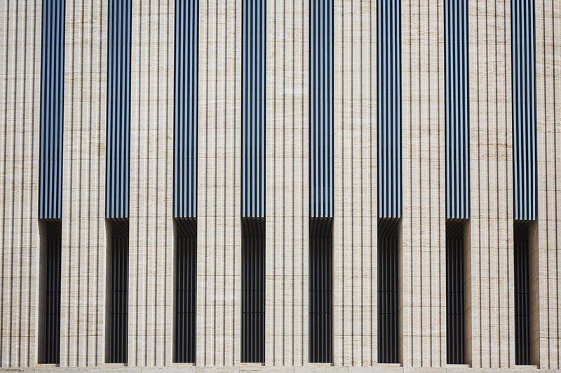 This facade image has a strong element of repeating patterns with high contrast and scores 1.8 on the FraLac scale which runs from 0 to 2, with 2 being the least complex.