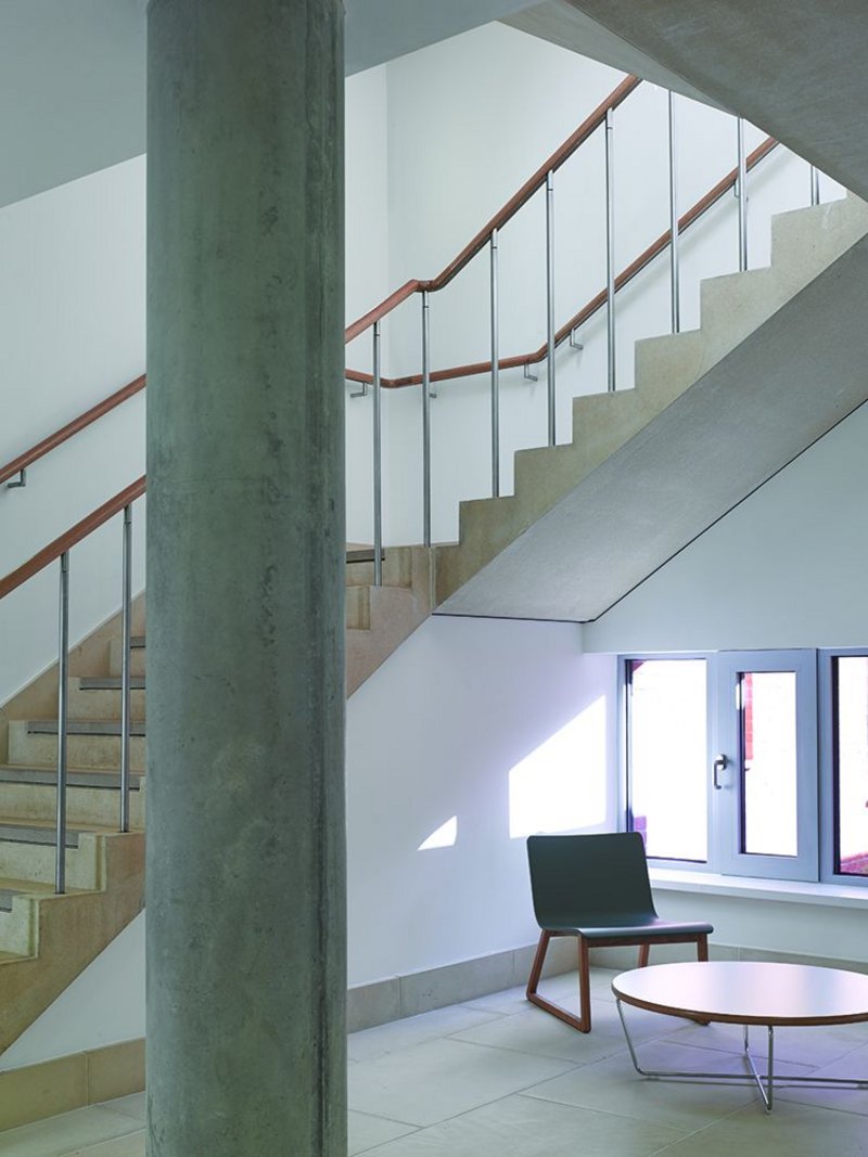 The staircases are economical in their structure and simple in their finishes.