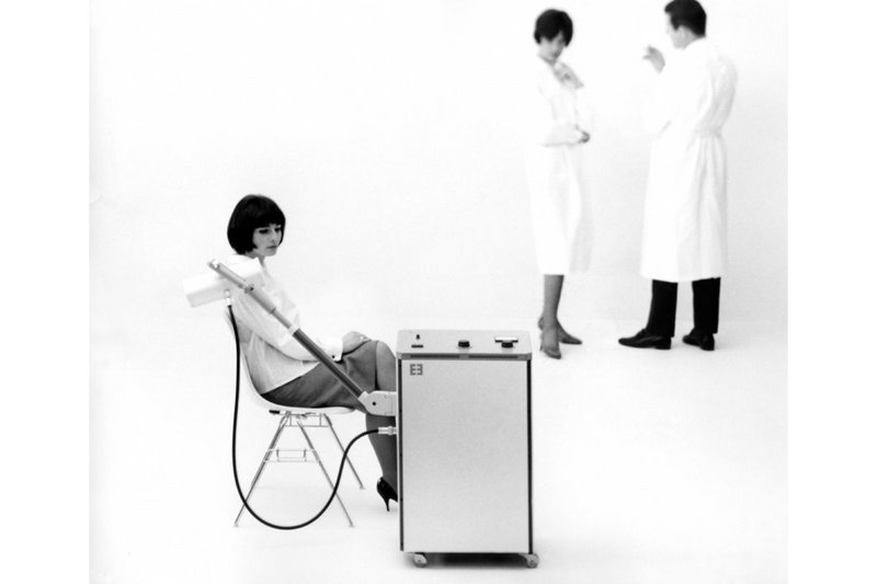 Advertisement for Erbotherm, heat therapy unit designed by Tomás Maldonado with Gui Bonsiepe and Rudolf Scharfenberg , 1962, for manufacturer Erbe Elektromedizin. Photo: Wolfgang Siol, courtesy HfG-Archiv/Ulmer Museum.