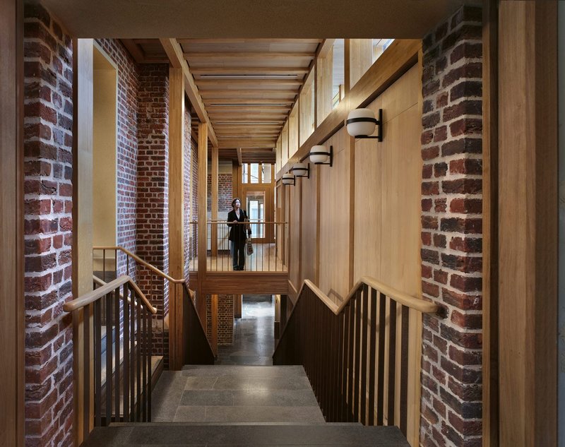 One of the main purposes of WWM’s extension was to cohesively connect the various levels of Clare College’s historic buildings.