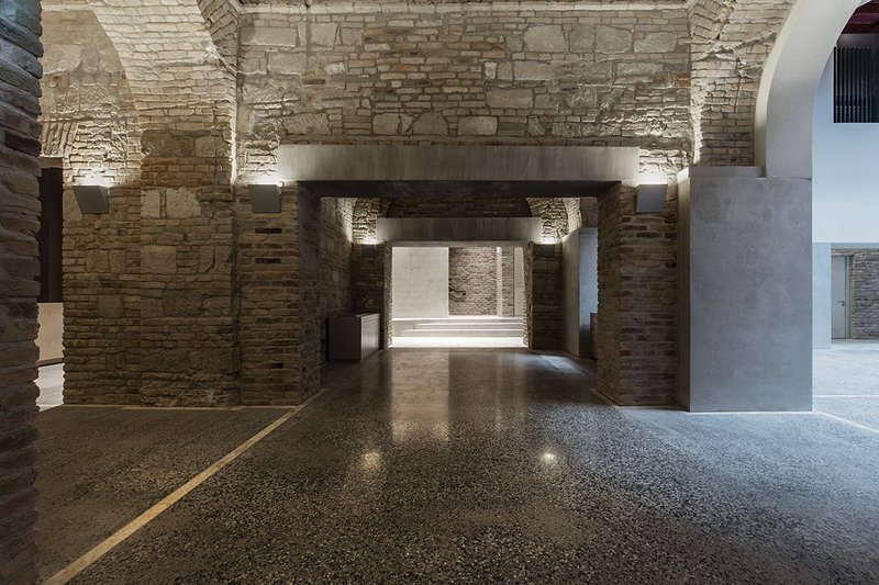 Ragstone walls and Sutto limestone arches in Nador 15 create distinct spatial experiences.