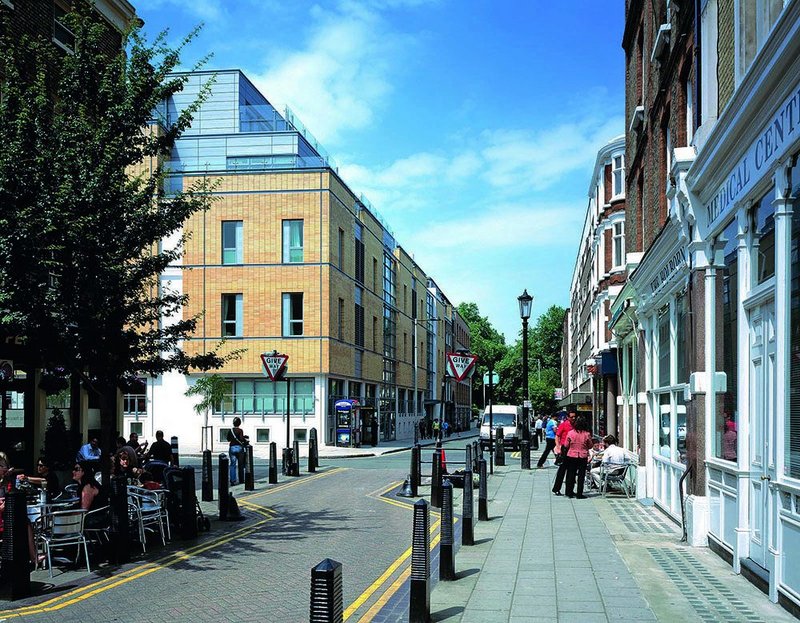 The six storey Botnar Wing sits easily within the surrounding Georgian streetscape of Lamb’s Conduit St.