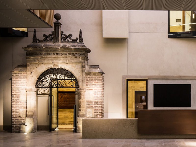 The 17th century Ascott Park Gateway, on long term loan from the V&A Museum, acts an antique frame to the new reader entrance.