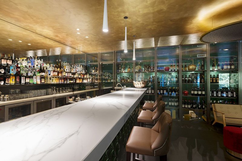 Seamlessly beautiful bar worktop in Neolith Calacatta Polished.