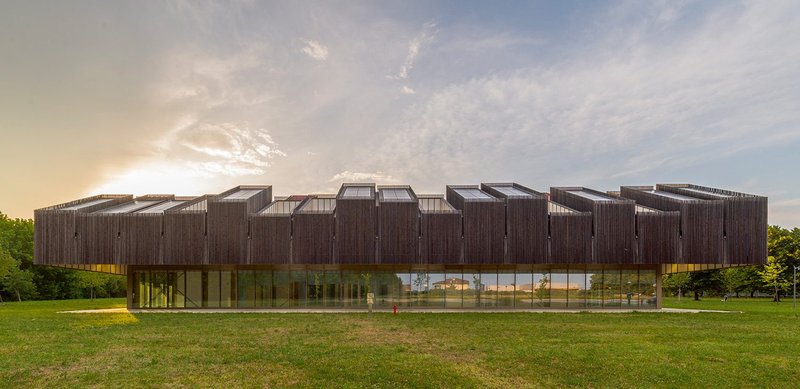 The 112 chimney-like structures at the ARPAE headquarters in Ferrara act as a bioclimatic filter.