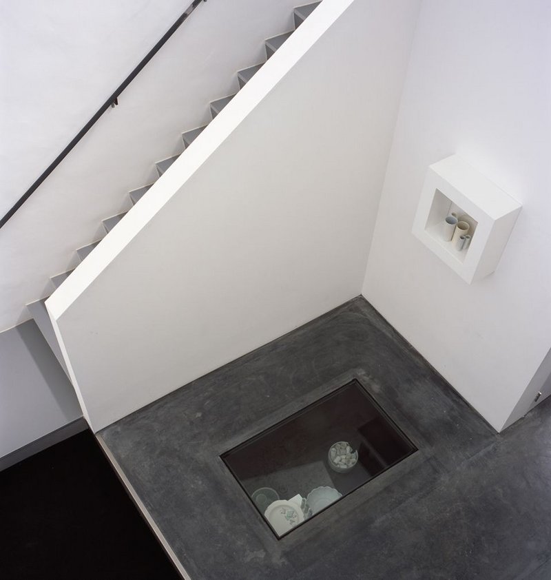 The entrance hall with the ceramic vitrine set into the concrete floor.