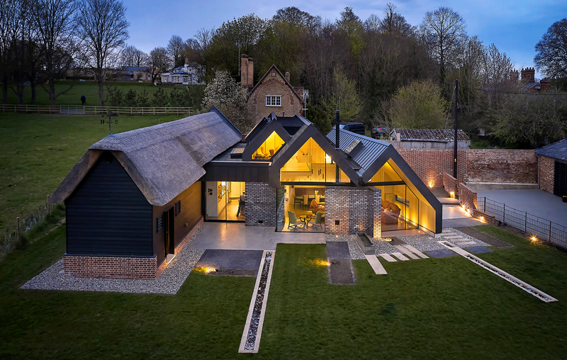 Gables House in Bartlow, Cambridgeshire by CDC Studio. Low lying folding glazed volumes provide a 200 metre square footprint of space.