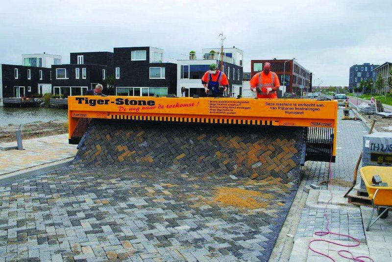 Changes in Dutch Health and Safety Regulations have meant a great emphasis on automated processess – embodied here with the Tiger-Stone paver layer