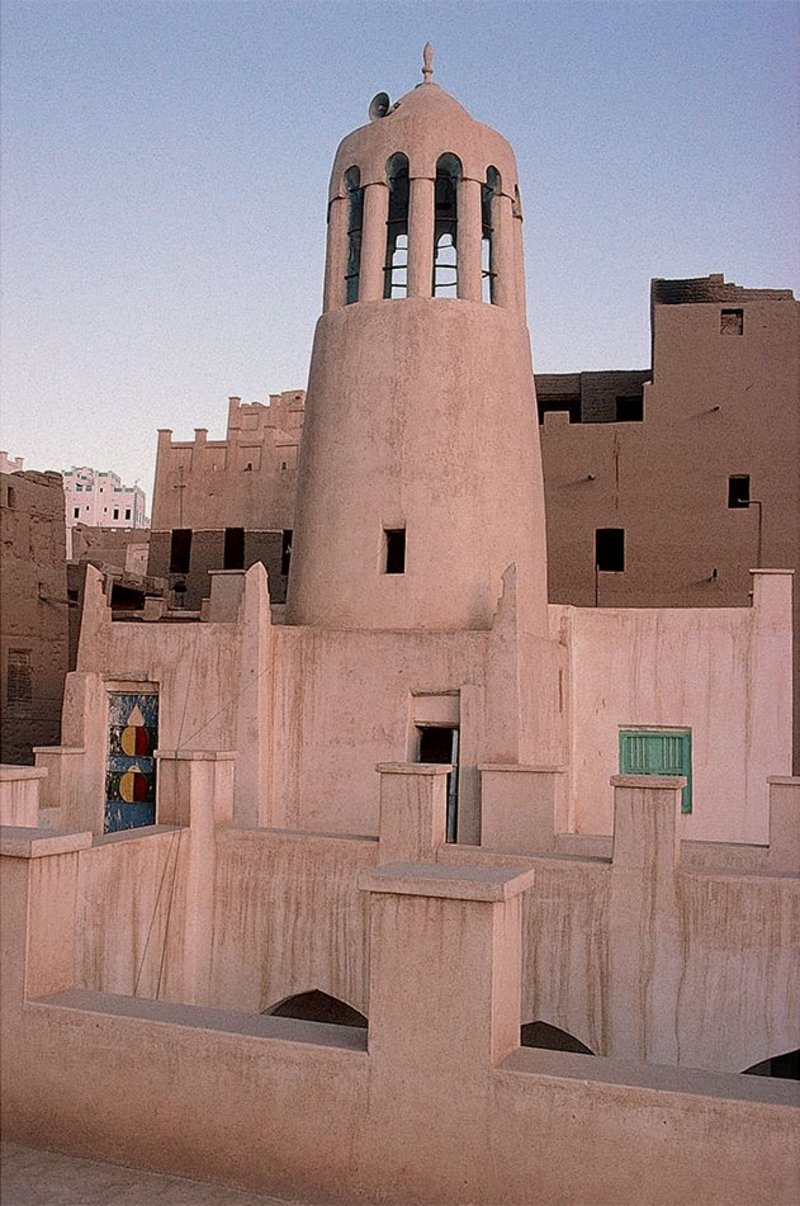 A simple minaret of the mosque of Ba Das.