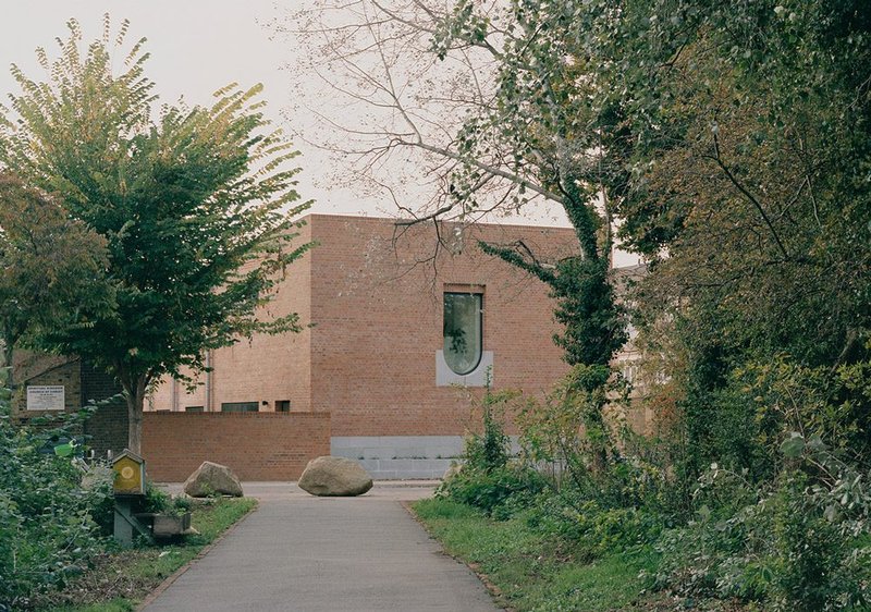 The large ‘upside-down’ window facing Daubeney Street is inspired by similar Victorian stairwell windows.