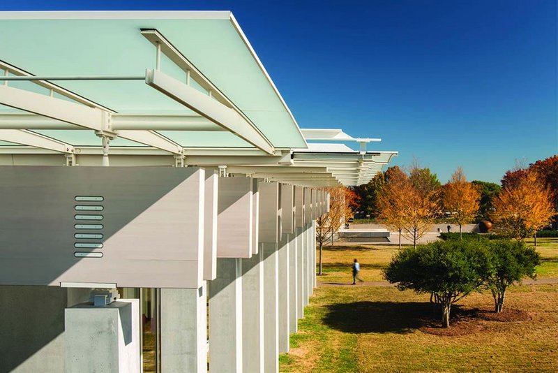 The high performance steel and glass roof with adjustable PV impregnated louvres is an amalgamation of Piano’s previous gallery roofs.