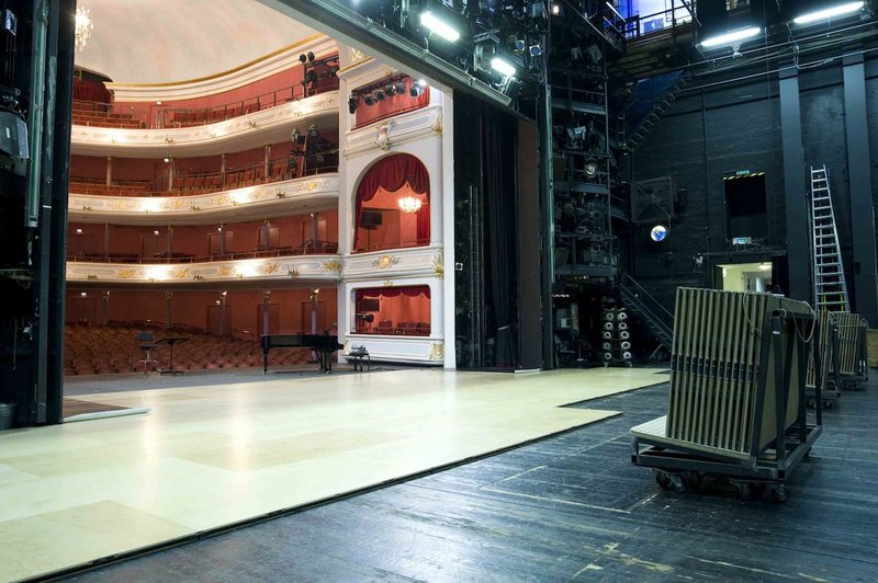 stage-floors-deliver-special-performance-ribaj