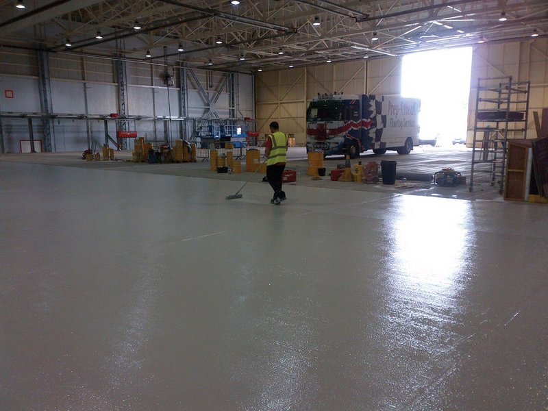 Installing the resin floor was done in 1,000m2 areas, each of which took a week.