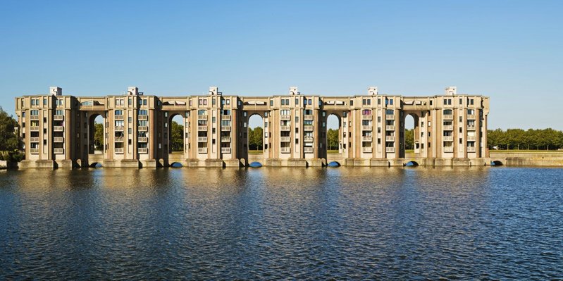 'Versailles for the people’ – Ricardo Bofill’s 1981 apartments Arcade du Lac at Saint-Quentin-en-Yvelines near Paris, as summed up by Charles Jencks.