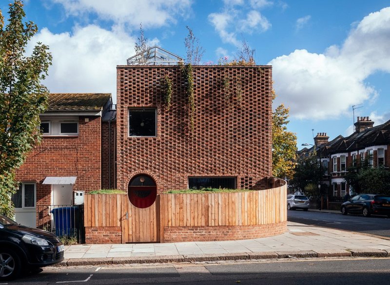 The project playfully subverts the traditional urban terraced house.