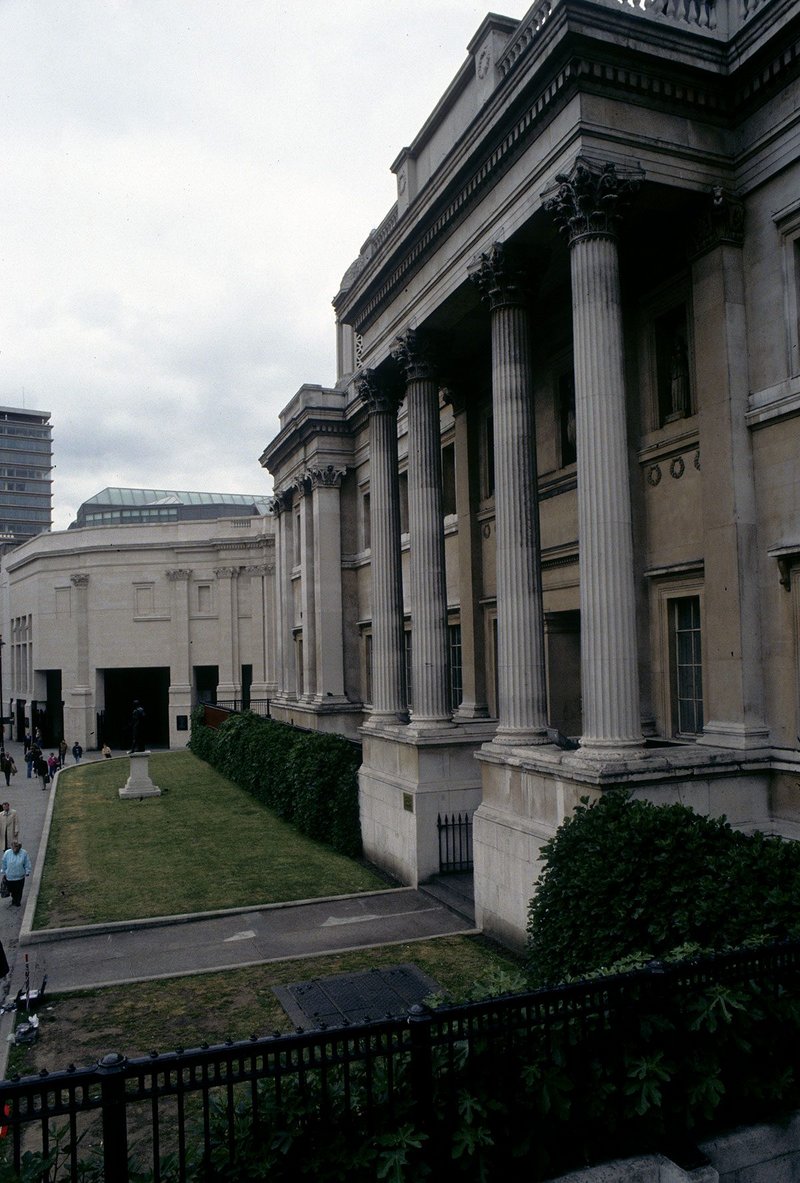 Venturi & Scott Brown’s 1991 Sainsbury Wing main entrance seen from along the south front of William Wilkins’ ‘excessively episodic’ 1838 National Gallery.