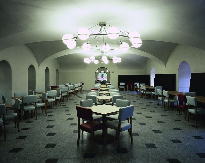 The Djanogly Café in the basement makes clear-span spaces with shallow vaults and soft round arches. Light fittings have a Jazz Age feel.