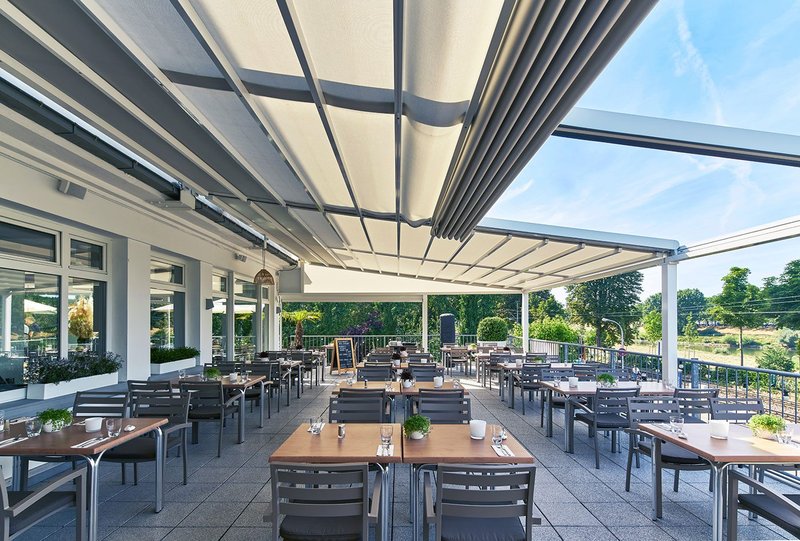 Outdoor adaptability: Markilux Pergola Stretch awnings at the Bootshaus restaurant, Mannheim.