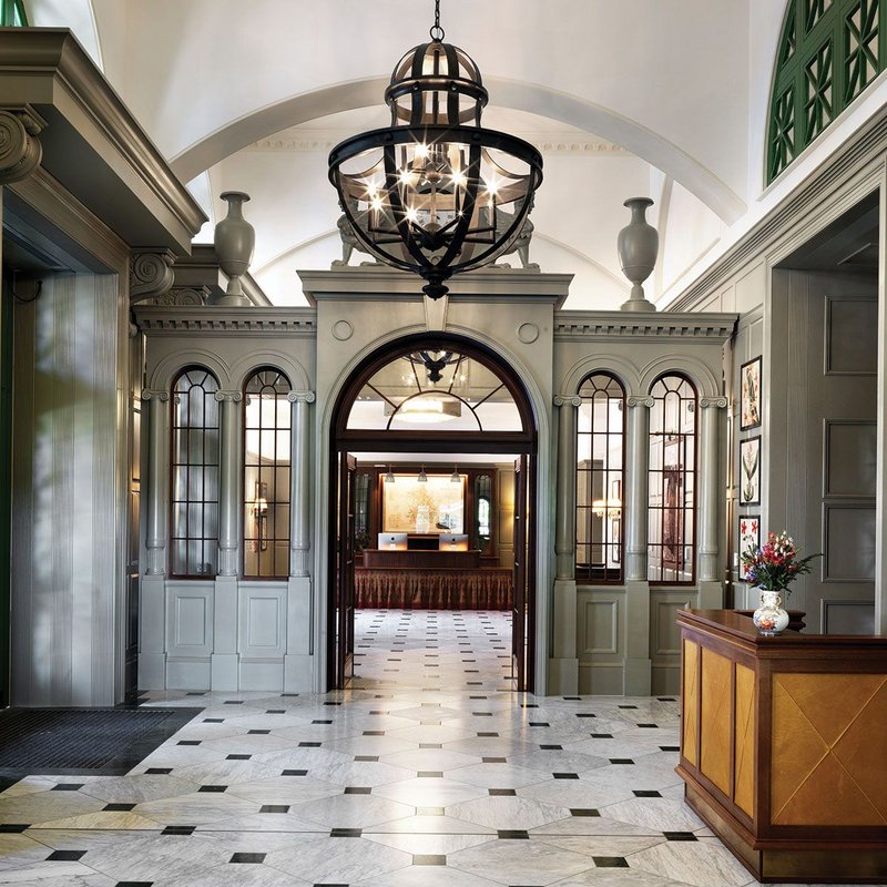 A classical ‘rood’ screen in the entrance lobby of The University Arms, Cambridge, designed by John Simpson Architects.