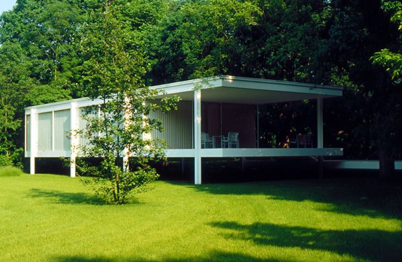 Mies van der Rohe's Farnsworth House..